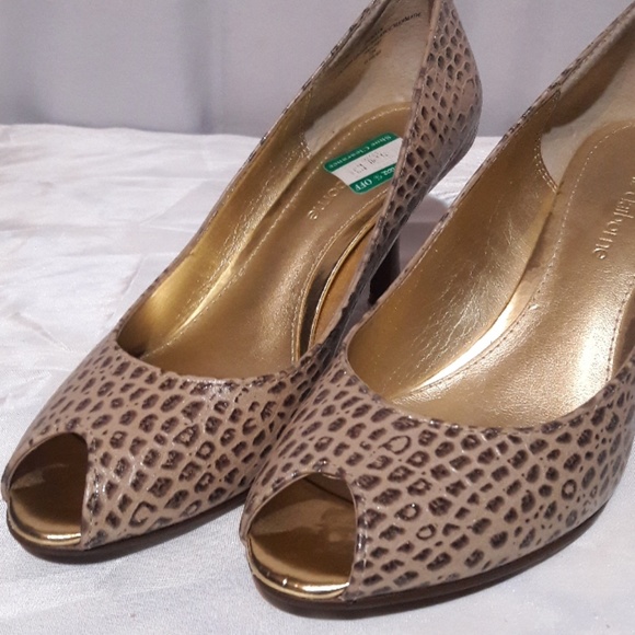 Liz Claiborne embossed leather peep toe 7 pumps - Picture 7 of 7